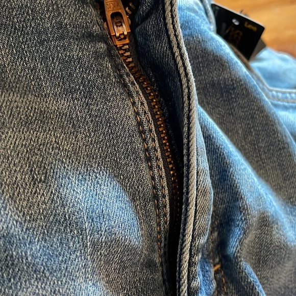 🆕 Lee Regular Fit Straight Leg Mid Rise Secretly Shapes Jeans Size 16 Medium - Picture 12 of 12